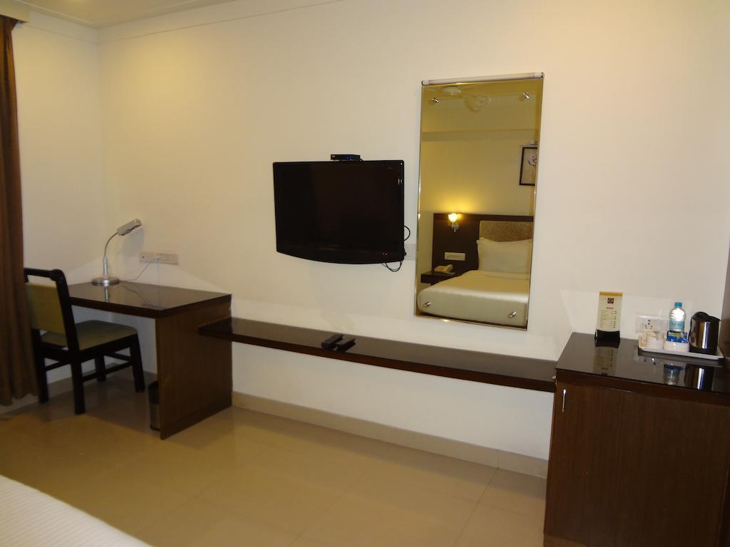 Hotel Budhil Park Visákhapatnam Kültér fotó